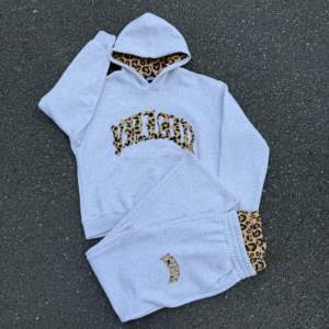 Conjunto Deportivo Unisex de Dos Piezas en Gris Jaspeado con Sudadera con Capucha y Pantalones de Doble Cintura, Apliques Bordados y Estampado de Leopardo - Product Image 5