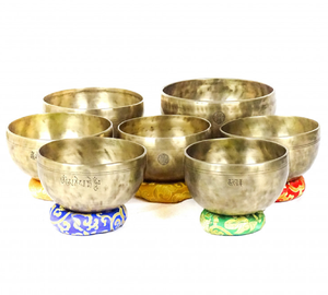 Juego de cuencos tibetanos de latón tallados con el símbolo de los siete chakras, con cojines, disponible a precios de mayorista. - Product Image 1