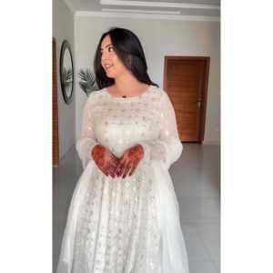 Elegante Traje Anarkali Blanco Modesto de Diseñador con Bordado de Hilo para Fiestas de Thirteen D - Product Image 3