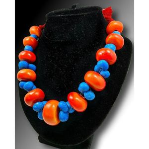 Collier de mode contemporain en perles, résine et bois pour des tenues élégantes - Product Image 1