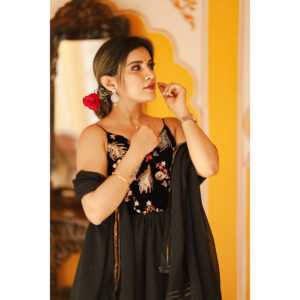 Vestido Negro con Rubíes Hecho a Mano, Corte en A, con Bordado Floral, Cintura Imperio, Talla XS, Hecho de Tela de Chifón - Product Image 5