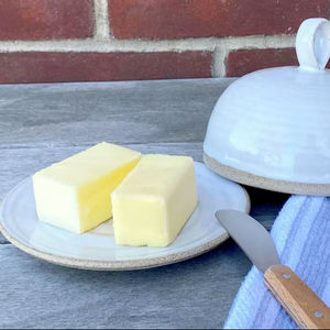 Recipiente para Mantequilla Artesanal en Forma de Domo con Tapa y Asa, Plato Ancho para Servir, Acabado Liso y Elegante, Recipiente para Guardar Mantequilla en la Cocina - Product Image 4