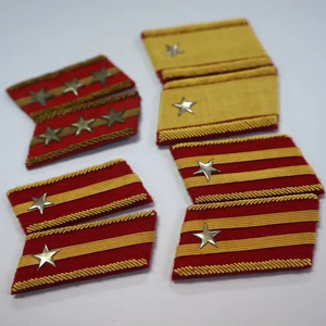 Patch de col brodé à la main en fil de soie couleur personnalisée OEM avec bouton-pression et attache de col en laiton - Product Image 2