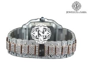 นาฬิกาฮิปฮอปคุณภาพสูง ชุบทอง 18K ประดับเพชรโมอิสซาไนต์ ตัวเรือนเหล็ก หน้าปัดแสดงวันและวันที่ ประดับเพชรเต็มเรือน เหมาะสำหรับงานปาร์ตี้ มีจำหน่ายแล้ว - Product Image 3