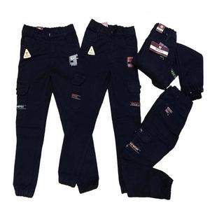 Salopette décontractée vintage délavée pour garçons avec petits détails de patchwork, coupe confortable, pantalon pour enfants adapté à un usage quotidien, vente en gros - Product Image 2