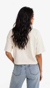 เสื้อยืดแขนสั้นคอกลมทรงหลวมสำหรับผู้หญิง สีครีม พิมพ์ลายตัวอักษร ลำลอง - Product Image 3