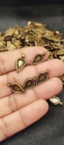 Breloques en laiton à forme géométrique spirale, breloques dorées brutes, breloques bohèmes pour macramé et fabrication de bijoux - Product Image 3