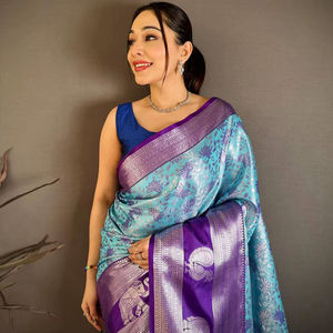 Sari en soie Kanjivaram pour occasions festives avec pallu richement tissé et chemisier de créateur assorti - Product Image 1