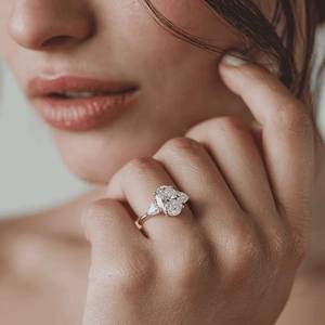 Bague de fiançailles ovale en diamant de laboratoire de 3 carats pour femme, or blanc 14 carats, cadeau de fête raffiné pour les amoureux, bague à trois pierres - Product Image 2