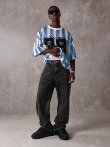 เสื้อฟุตบอลตาข่ายตัวใหญ่ลายทางแนวตั้ง สตรีทแวร์ หมายเลข 99 ลายกราฟิก ระบายอากาศได้ดี โพลีเอสเตอร์ แฟชั่นลำลองสไตล์คนเมือง รับผลิตแบบ OEM - Product Image 2