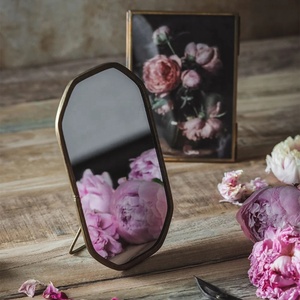 Miroir de courtoisie contemporain en métal avec forme d'arche facetée et support sur chevalet pour coiffeuse et salle de bain - Product Image 4