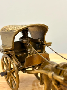 Modèle de calèche à chevaux en laiton antique, miniature de chariot à chevaux vintage avec un design de calèche détaillé, en métal fait main - Product Image 1