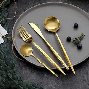 Juego de cubiertos de acero inoxidable dorado premium con acabado espejo, cuchara, tenedor y cuchillo a precio económico. - Product Image 1