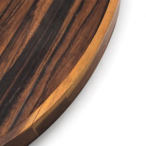 Plateau décoratif rond en bois avec rayures horizontales, design rustique, emballage individuel - Product Image 3