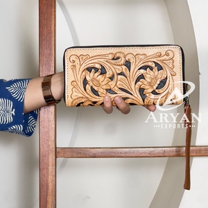 Cartera de mano elegante de cuero genuino hecha a mano para mujer, con nuevo diseño floral en relieve y cierre de cremallera, tarjetero para damas - Product Image 1
