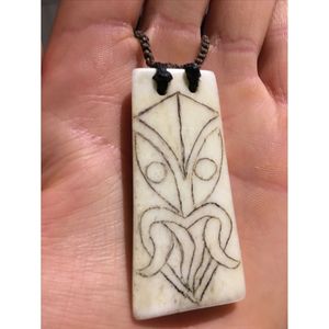 สร้อยคอแฮนด์เมดสไตล์โบโฮ ลายชนเผ่าอินเดีย ประดับด้วยลูกปัดกระดูกแกะสลักสีขาวและลูกปัดหลากหลายแบบ ของขวัญเครื่องประดับชนเผ่า - Product Image 1