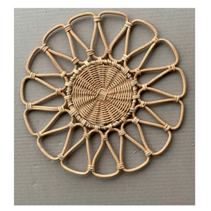 Assiette de présentation vintage en rotin en forme de fleur |   Tapis de table et décoration murale tissés naturellement au Vietnam - Product Image 4