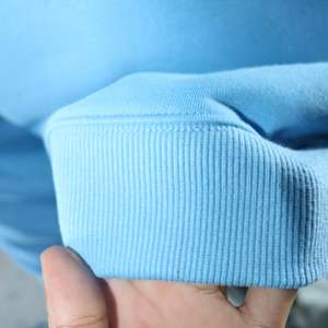 Sweat-shirt à col montant bleu ciel, 100% bleu marine, broderie appliquée, col large, fils fins - Product Image 6