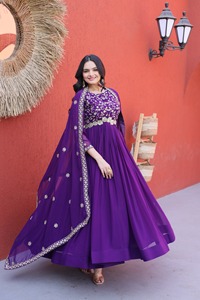 Dernières collections de robes Anarkali pour femmes, en tissu fantaisie effet fleuri, pour mariages, festivals et événements, avec broderies et perles. - Product Image 5