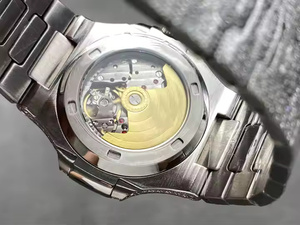 Montre à quartz haut de gamme pour homme avec diamants Moissanite étincelants, style urbain et brillant. - Product Image 3