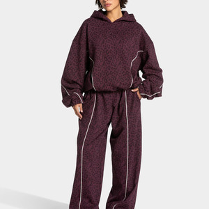 ชุดวอร์มผู้หญิงลายเสือดาวสีแดงเมอร์โลต์พร้อมโลโก้แบบกำหนดเอง  ชุดเสื้อฮู้ดดี้และกางเกงจ็อกเกอร์  ตกแต่งขอบตัดสี  ซับในตัดสี - Product Image 1