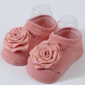 Chaussettes bébé élégantes beiges à motif floral rose, antidérapantes, en coton biologique tricoté, épaisseur standard, respirantes, pour nouveau-né, collection printemps - Product Image 4