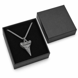 Collier pendentif moderne en acier Damas fait main, motif dents de requin découpées, cadeau promotionnel original et exquis pour la Saint-Valentin - Product Image 6
