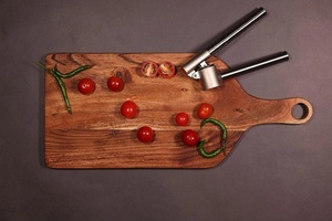 Planche à découper en bois élégante, épaisse et durable, compatible couteaux, finition lisse avec poignée, design élégant à grain de bois, idéale pour la cuisine - Product Image 5