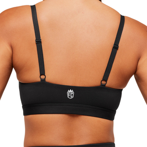 Sujetador deportivo Peekaboo negro para mujer con logo personalizado, de nailon y elastano, con aberturas tipo balconette, top de yoga de soporte ligero para gimnasio y fitness. - Product Image 5