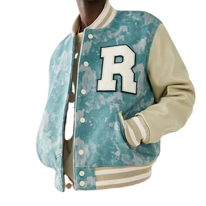 Chaqueta Varsity de Gamuza Teal Tie Dye para Hombre con Mangas de Cuero Crema y Aplique de la Letra R, Estilo Béisbol - Product Image 3