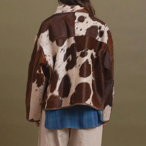 Chaqueta de cuero vacuno para mujer, estilo bomber, manga larga, cuello alto, cierre de cremallera, estampado de cuero vacuno, chaqueta de invierno de cuero genuino para damas. - Product Image 3