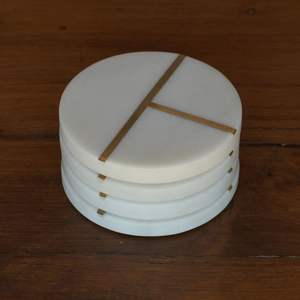 Sous-verre rond moderne en marbre blanc avec accent doré Daboul pour une décoration intérieure de luxe et un style géométrique. - Product Image 4