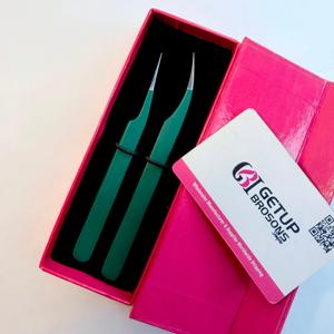 Pinzas para Pestañas GETUP BROSONS de Acero Inoxidable, Color Verde Delfín, Punta de Precisión Lisa/de Fibra, Superficie Lisa, Empaquetado en Caja - Product Image 1