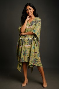 Robe Kaftan en Coton Vert Sauge Faite à la Main, Écologique, Imprimé Jungle Tropicale, Col en V, Manches Chauve-Souris, Coupe Décontractée, Tenue de Détente - Product Image 3