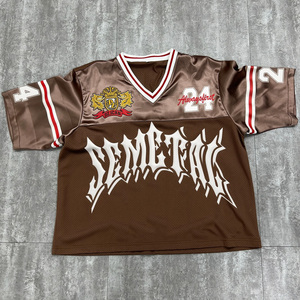T-shirt de sport surdimensionné en mesh à col en V avec logo personnalisé, style rétro streetwear, pour le football, fabriqué par TRIOTAKE INDUSTRY - Product Image 1
