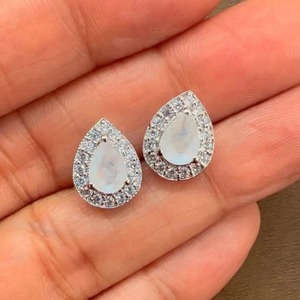 Pendientes de tuerca de plata 925 chapados en rodio con piedra lunar talla pera y halo de circonitas cúbicas, engaste de garra, de Rhaya Jewels, modernos, románticos para mujer, al por mayor - Product Image 2