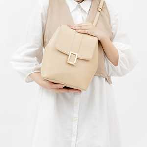 Sac à dos pour femme en cuir synthétique, sac multifonction, sangle réglable, fermeture éclair et fermeture magnétique - Product Image 1