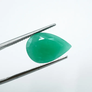 Pierre précieuse émeraude naturelle verte du Rajasthan, taille poire, 4,80 carats, 15x10,4x5,5 mm - Product Image 2