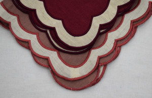 Serviettes de table en lin de luxe faites à la main avec bord festonné et broderie, idéales pour les mariages et la décoration de table - Product Image 6