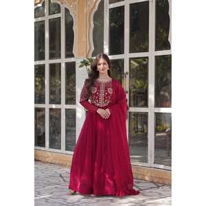 Robe de soirée de créateur pour les fêtes, travail brodé pour un look élégant - Product Image 5