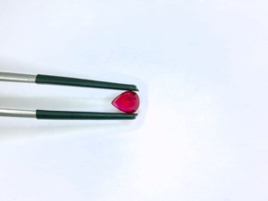 พลอยทับทิมพม่าทรงลูกแพร์คุณภาพพรีเมียมธรรมชาติ 100% ขนาด 0.84 กะรัต สีแดงเข้ม ทรงเหลี่ยมเจียระไน สำหรับทำจี้เครื่องประดับ - Product Image 2