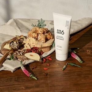 Limpiador facial diario vegano y orgánico con agua de jengibre, enriquecido con ácido hialurónico para una limpieza suave y un tratamiento específico contra el acné. - Product Image 1