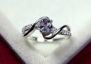 Bague de fiançailles vintage pour femme en argent 925 avec Alexandrite 7x5mm VVS taille ovale, sertie de griffes et pierres latérales en zircon cubique, troisième partie - Product Image 3