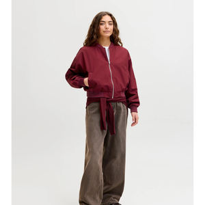 Chaqueta Bomber Acolchada Ligera para Mujer, con Logotipo Personalizado OEM, Lisa, de Alta Calidad, Bordada - Product Image 2