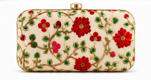 Elegante bolso de mano bordado con flores rojas y hojas verdes, bolso de noche para mujer, ideal para bodas. - Product Image 6
