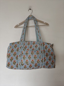Bolsa de Viaje de Fin de Semana Vintage de Lujo, Rayas Verde Claro, Diseño Floral Acolchado con Parches Verde Oscuro Vibrante, Toque Artesanal Informal - Product Image 2