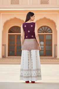 Top Senza Maniche da Donna in Seta Banarasi con Ricami Dorati, Lunghezza Regolare, Scollo a Cuore, Completamente Cucito, Tunica Etnica Dorata per Feste - Product Image 4