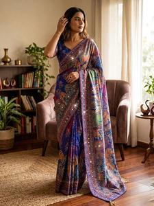 Sari Chinon con estampado de diseñador, adornado con zari dorado, espejo de mano auténtico y trabajo de diamantes, con blusa estampada y con trabajo de espejo. - Product Image 1