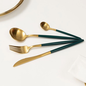 Ensemble de couverts de luxe en acier inoxydable doré et vert, finition miroir, réutilisable pour mariages et réceptions - Product Image 1