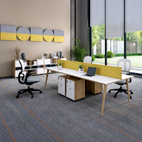 Banc de travail de bureau moderne pour 4 personnes avec dessus blanc, écran de confidentialité jaune, pieds couleur bois et rangement sous le bureau